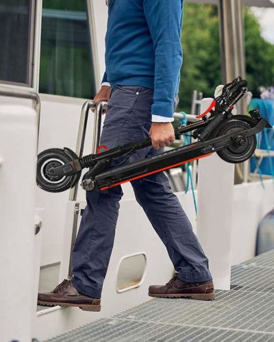 Moovi E-Scooter auf dem Boot im Einsatz